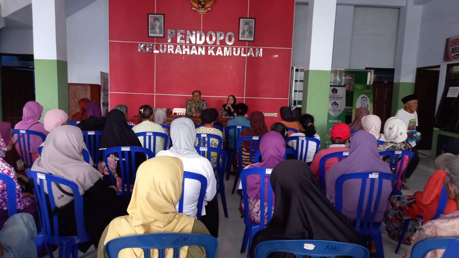 Kelurahan Kamulan Salurkan Bantuan Beras untuk Penerima PKH